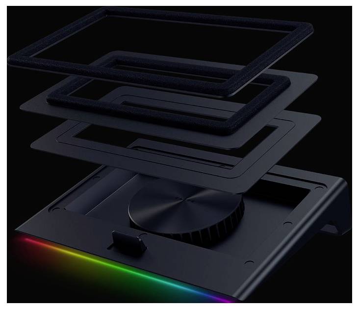 Rozložený pohled na černou chladící podložku s RGB podsvícením, zobrazující vrstvy včetně rámu a ventilátoru, na tmavém pozadí.