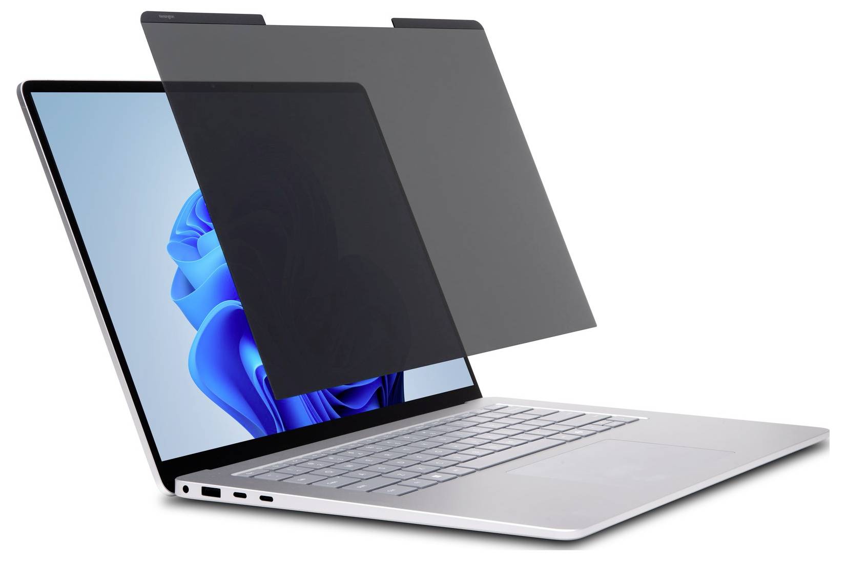 Laptop s tmavou privátní ochrannou vrstvou přes obrazovku, která zobrazuje modrou abstraktní tapetu pod ní.