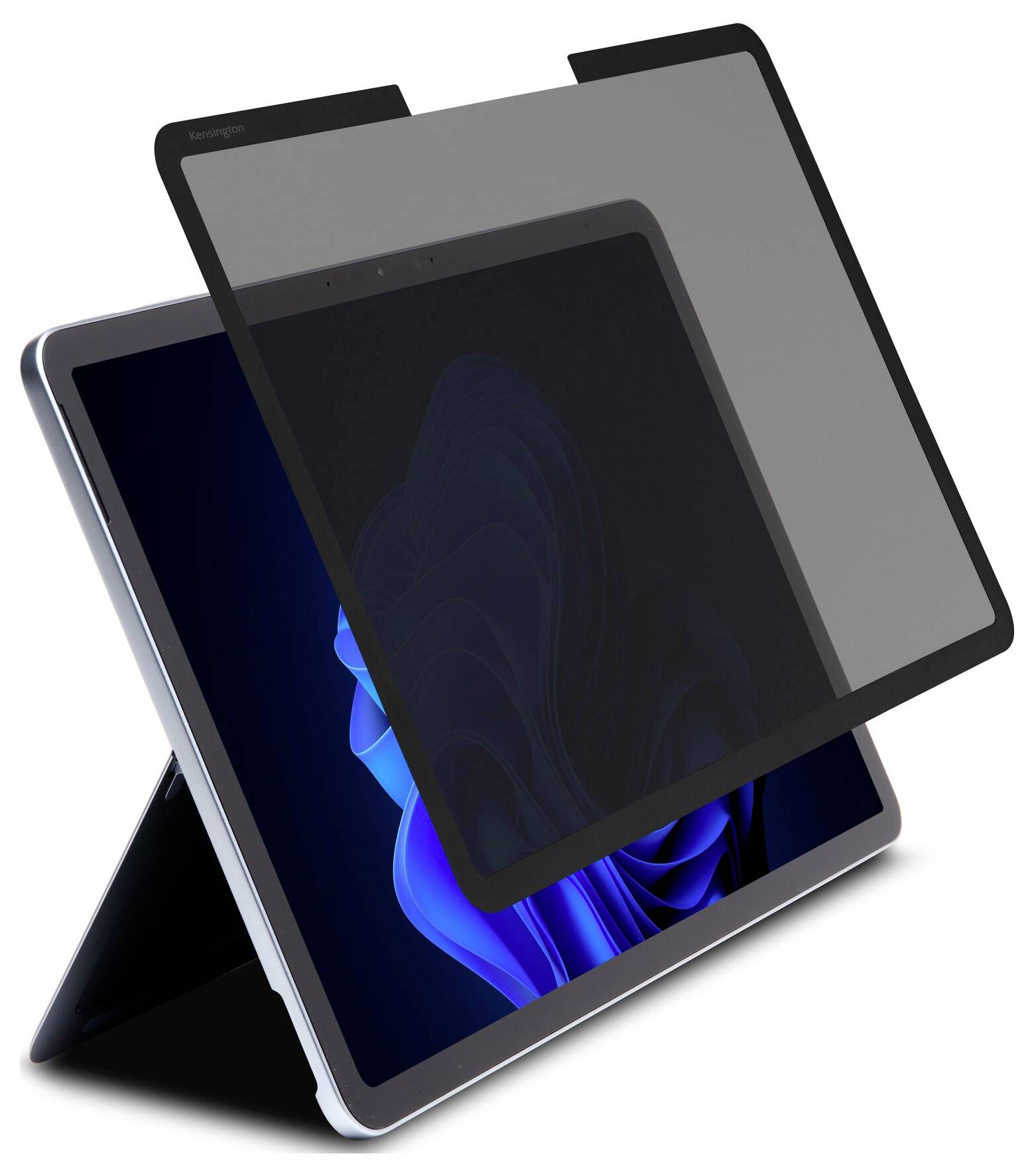 Tablet s částečně odtrženým filtrem ochranné obrazovky, který ukazuje na displeji modro-černý abstraktní vzor.