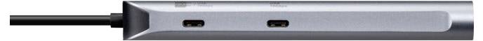 Detailní záběr na štíhlý, kovový USB hub se dvěma viditelnými porty USB-C a připojeným kabelem na levé straně.