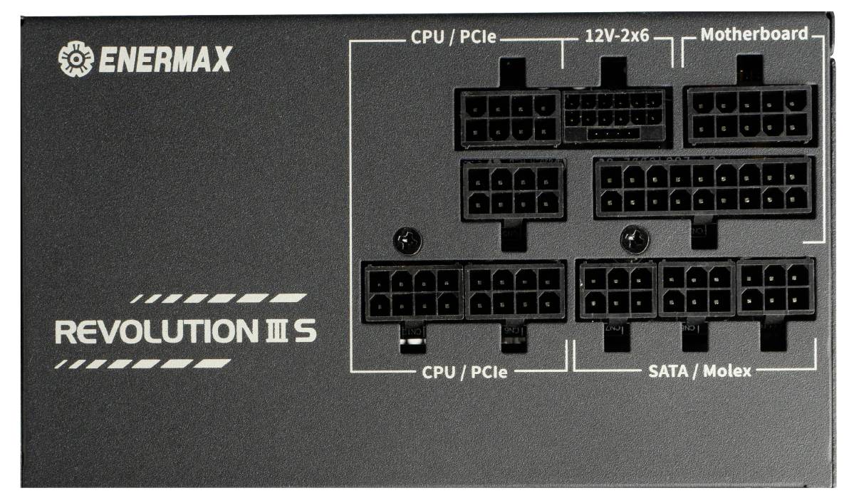 Modulární panel napájecího zdroje s označenými porty pro „CPU/PCIe", „12V-2x6" a „SATA/Molex" na jednotce Enermax Revolution III S.