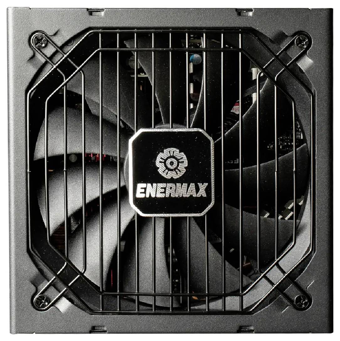 Detailní snímek počítačového zdroje Enermax s černým chladícím ventilátorem za ochrannou mřížkou.