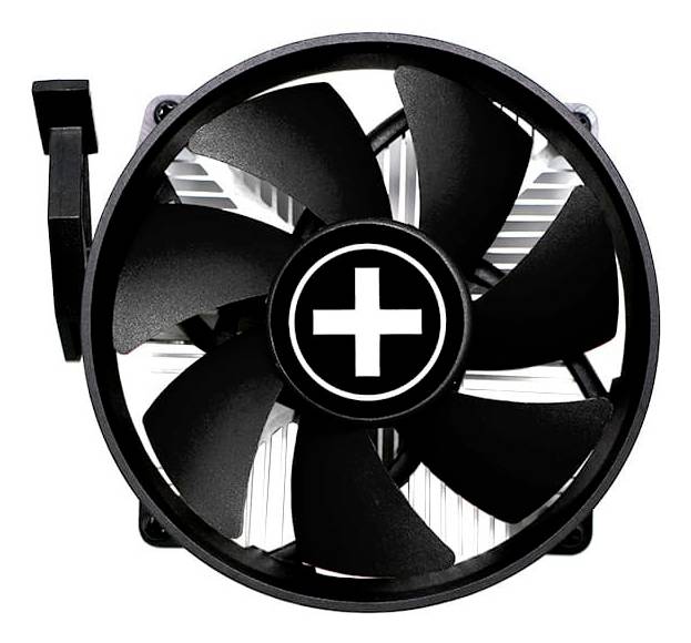 Černý počítačový chladicí ventilátor se znaménkem plus uprostřed je znázorněn na bílém pozadí.