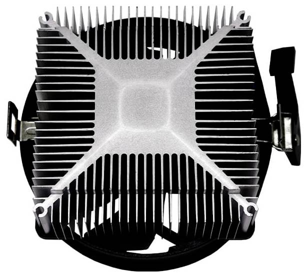 Stříbrný chladič procesoru s ventilátorem, vybavený žebry pro odvod tepla, pohled shora, používaný v počítačových chladicích systémech.