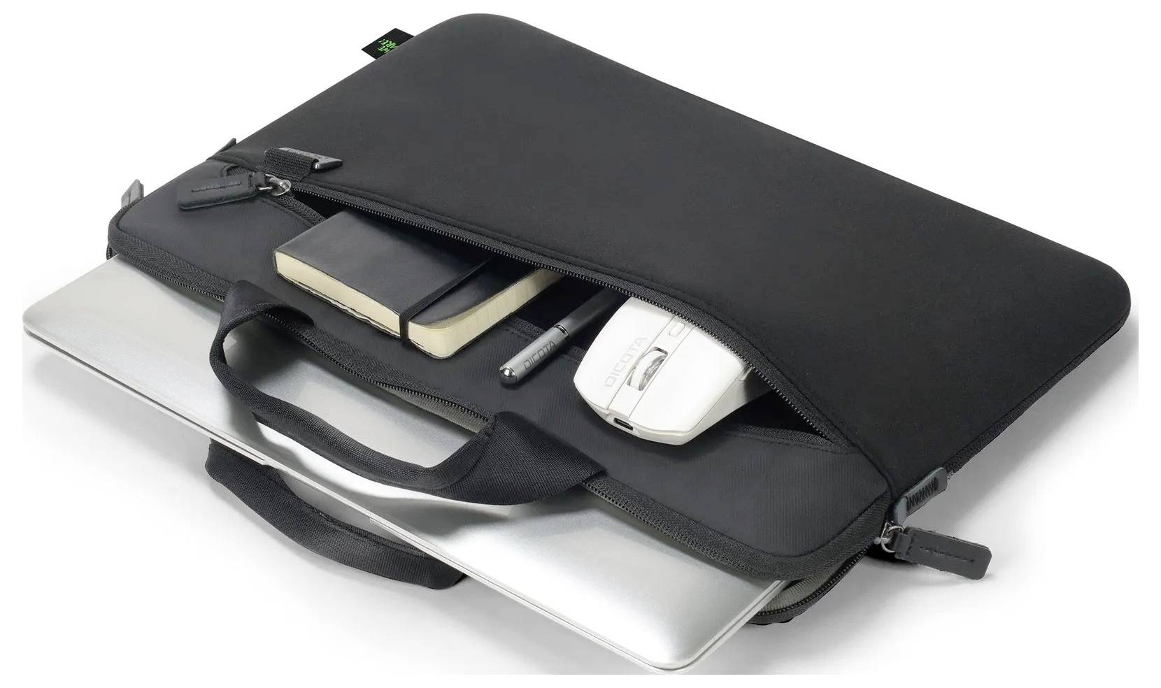 Černá taška na laptop se zipem částečně otevřeným, odhalující laptop, sešit, pero a myš úhledně organizované v přihrádkách.