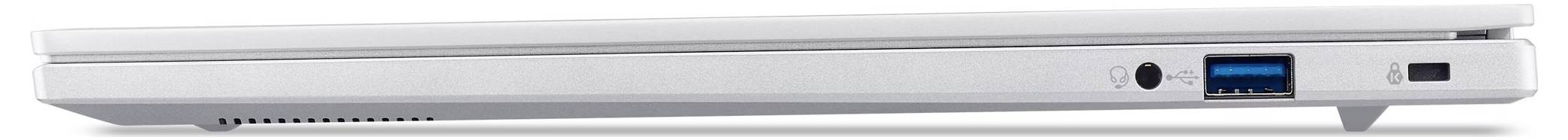 Boční pohled na štíhlý stříbrný laptop, který ukazuje jeho uzavřený profil s ventilačními štěrbinami, USB portem a modrým indikátorem baterie na pravé straně.
