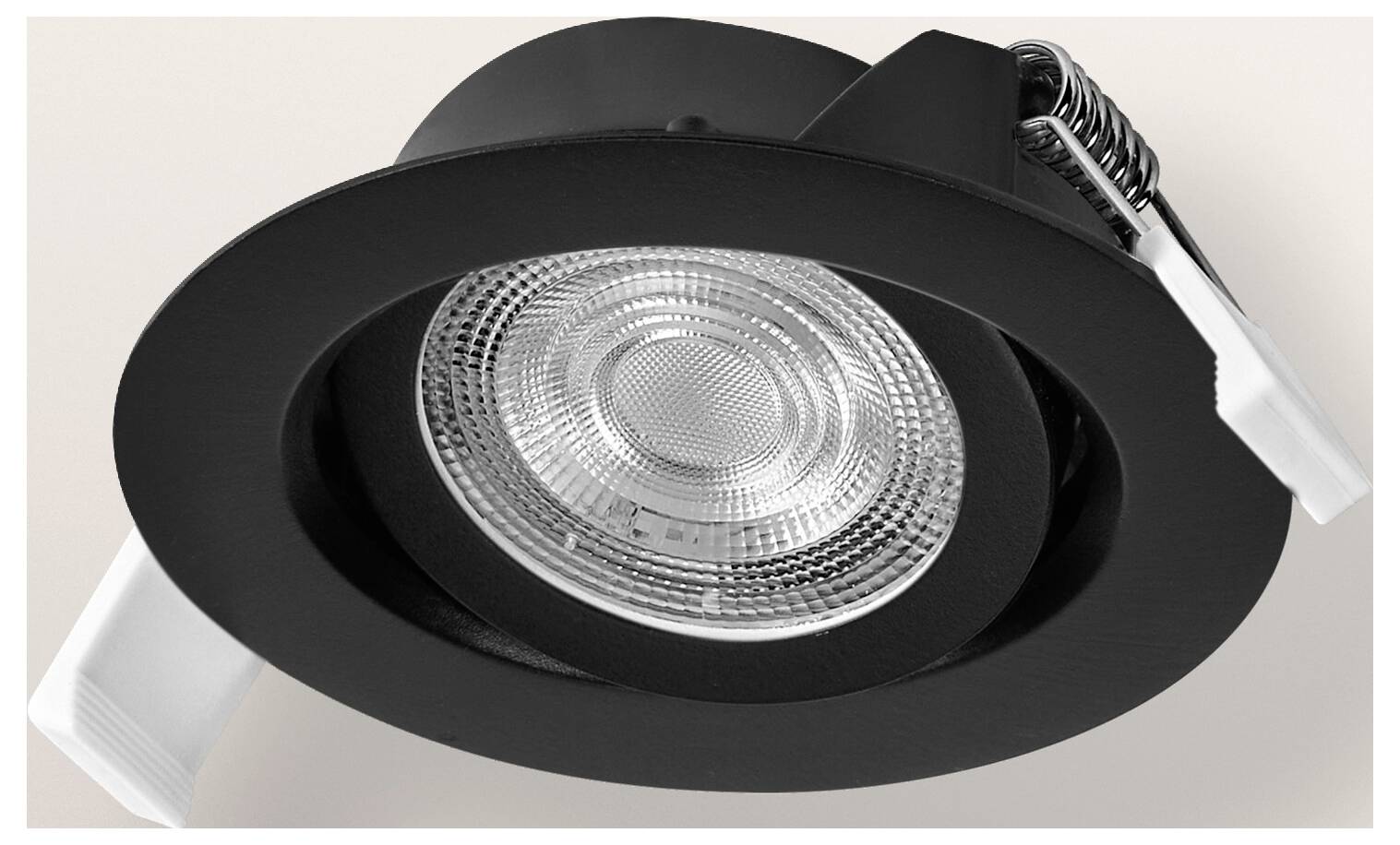 Černý zapuštěný stropní bodový reflektor s kulatým skleněným objektivem prezentovaný na neutrálním pozadí.