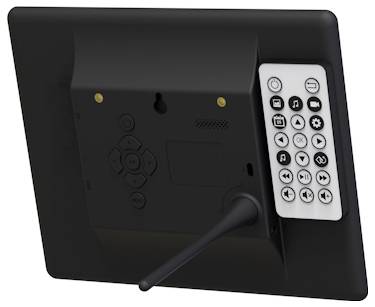Černé elektronické zařízení s obrazovkou, zadním ovládacím panelem a anténou. Bočnice obsahuje ovládací pad s různými symboly pro provoz.