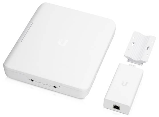 Sada zařízení "Ubiquiti UFiber" s bílou krabicí, konektorem a portem Ethernet pro vysokorychlostní připojení k internetu přes optický kabel.