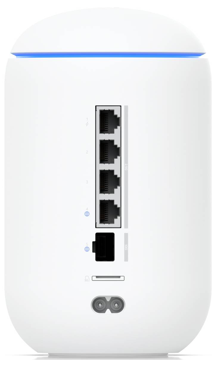 Bílý vertikální Wi-Fi směrovač se čtyřmi porty Ethernet, portem pro optický kabel a modrým LED indikátorem na horní straně, pohled ze zadu.