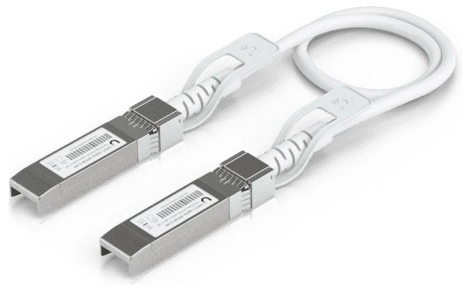 Elegantní obdélníkové bílé elektronické zařízení s šedou spodní hranou, opatřené třemi rovnoměrně rozloženými otevřeními větrání v dolní části.