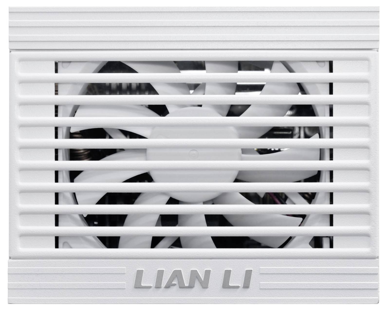 Bílý ventilátor Lian Li je umístěn v desínu připomínajícím větrací otvor s horizontálními lamelami, vhodný pro chladicí řešení počítače.