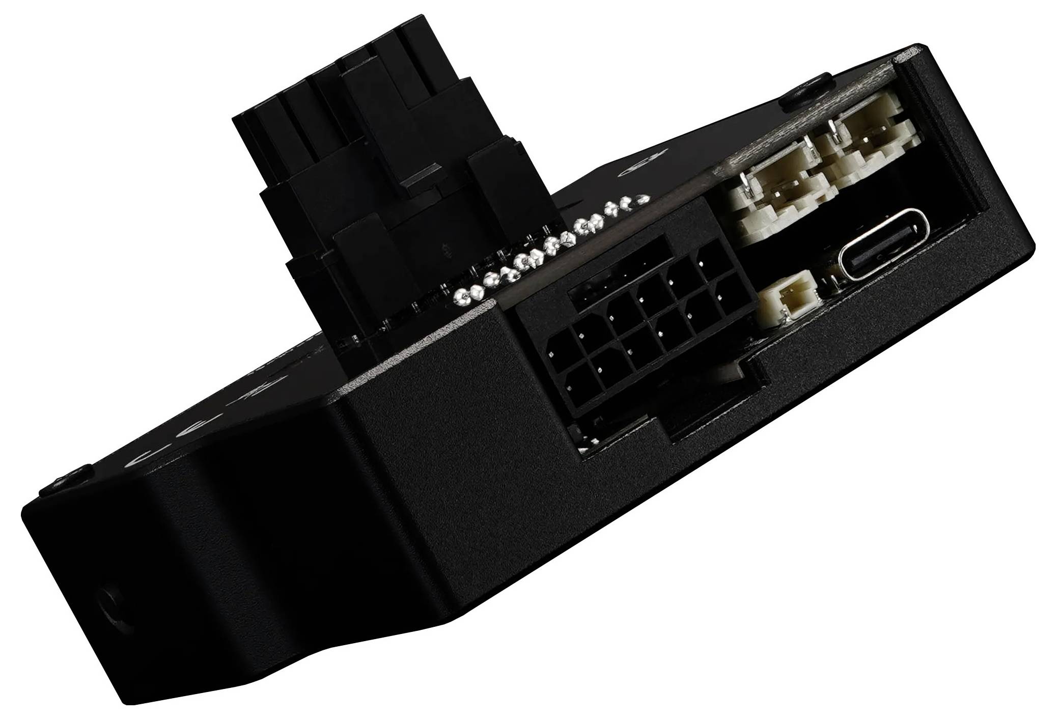 Detailní záběr elektronického zařízení zobrazující různé vstupní a výstupní porty, včetně USB-C a několika napájecích konektorů.