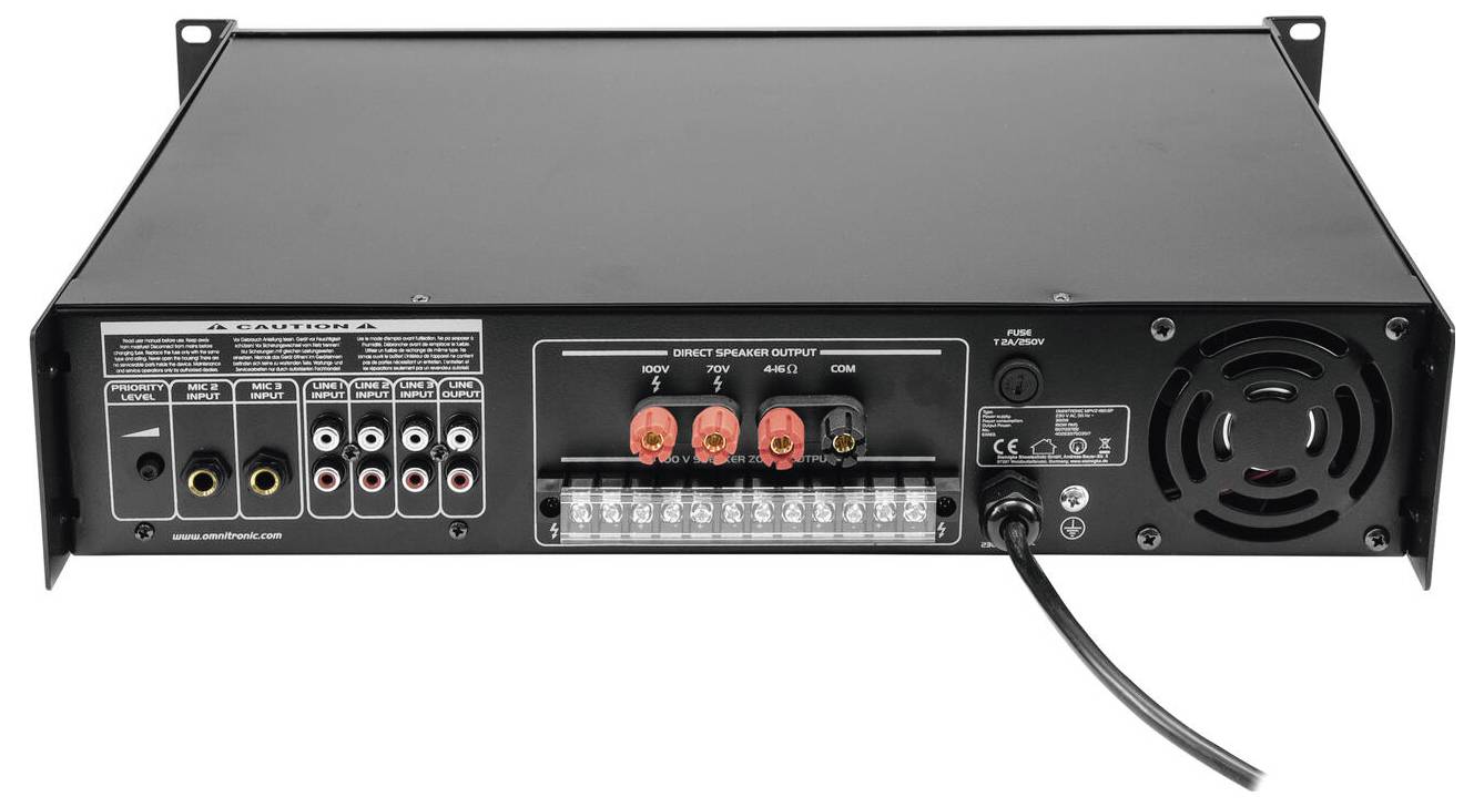 Pohled zezadu na audio zesilovač zobrazující vstupní a výstupní porty, připojení reproduktorů, napájecí kabel a chladicí ventilátor. Štítky detailně popisují možnosti připojení.