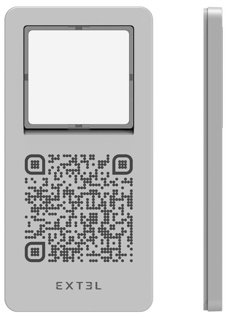 'Obdélníkové kovové zařízení s obrazovkou a QR kódem, označené "EXTEL".'