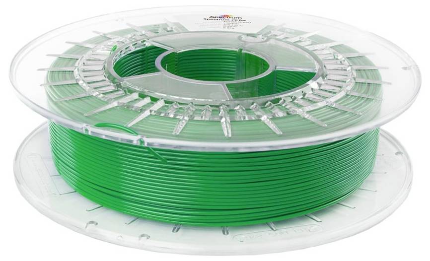 Cívka jasně zelené filamentu pro 3D tisk na průhledné plastové návštěvě, zobrazena izolovaně na bílém pozadí.