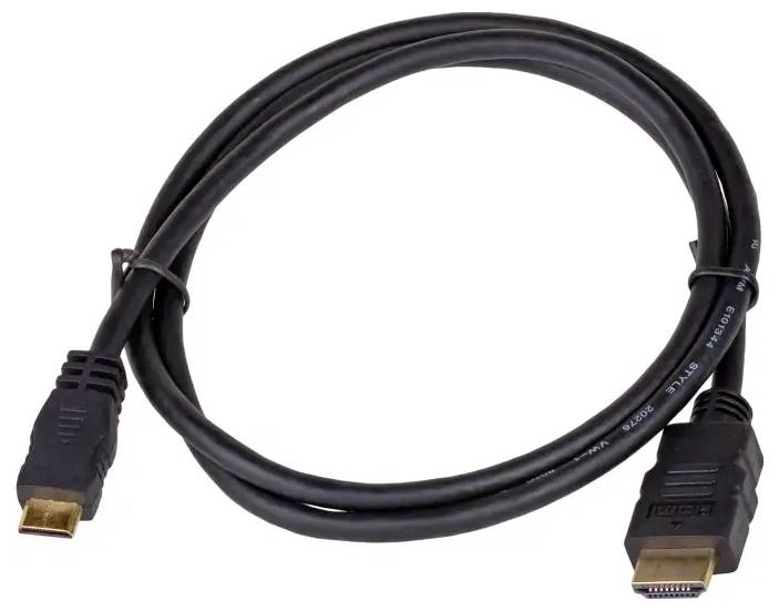 Černý HDMI kabel se konektory na obou koncích, stočený do smyčky, vhodný pro přenos zvuku a videa mezi zařízeními.