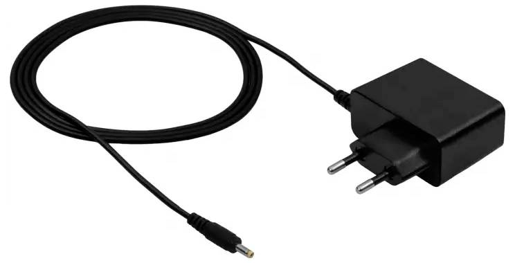 Černá síťová nabíječka s dlouhým kabelem, která je vybavena standardními kolíky a malou konektorovou špičkou vhodnou pro nabíjení elektronických zařízení.