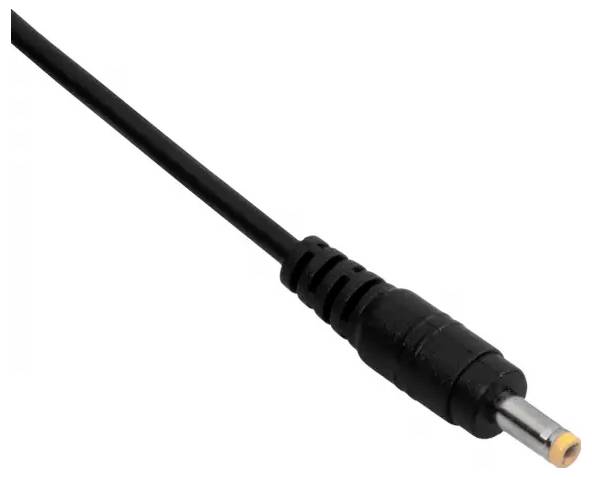 Černý kabel napájecího adaptéru s válcovitým konektorem umístěný na prostém pozadí, obvykle používaný k nabíjení elektronických zařízení.