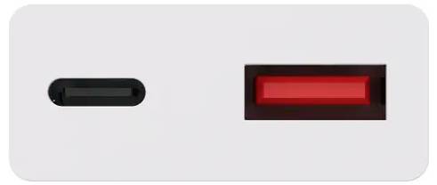 USB-C port a standardní USB port v těsné blízkosti na bílém povrchu, používané pro připojení elektronických zařízení.