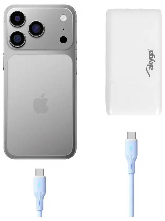 Stříbrný smartphone se třemi zadními fotoaparáty a logem Apple, nabíjecí blok se zástrčkou a modrý kabel USB-C