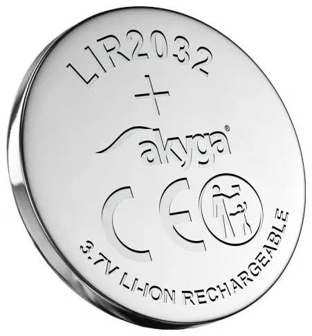 Stříbrná článková baterie ve tvaru mince označená 'LIR2032', 'akya', 'CE' a '3.7V Li-ion Rechargeable', s symbolem přeškrtnuté popelnice na kolečkách.