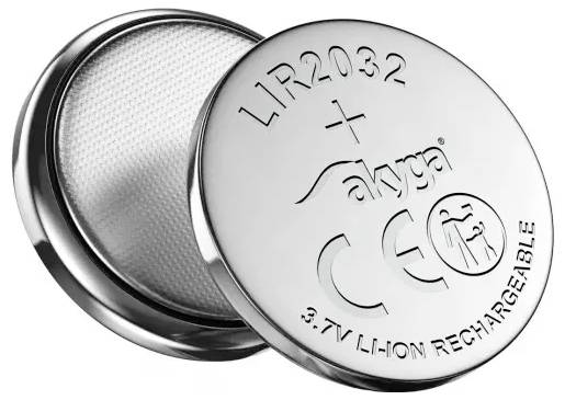 Dvě kovové knoflíkové baterie, označené "LIR2032" a "3,7V Li-ion Nabíjecí", s názvem značky a značkou CE na povrchu.