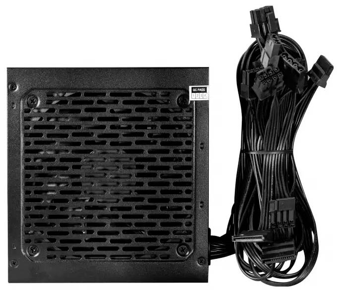 Jednotka napájení počítače s vestavěným ventilátorem a připojenými kabely pro připojení.