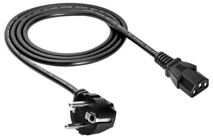 Černý elektrický kabel s trojzubou zástrčkou na jedné straně a trojkolíkovým konektorem na druhé straně, úhledně svitý.