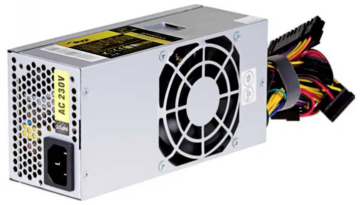 Šedá jednotka počítačového zdroje napájení s ventilátorem, spínačem napájení, štítkem napětí „AC 230V" a vícebarvnými kabely pro připojení.