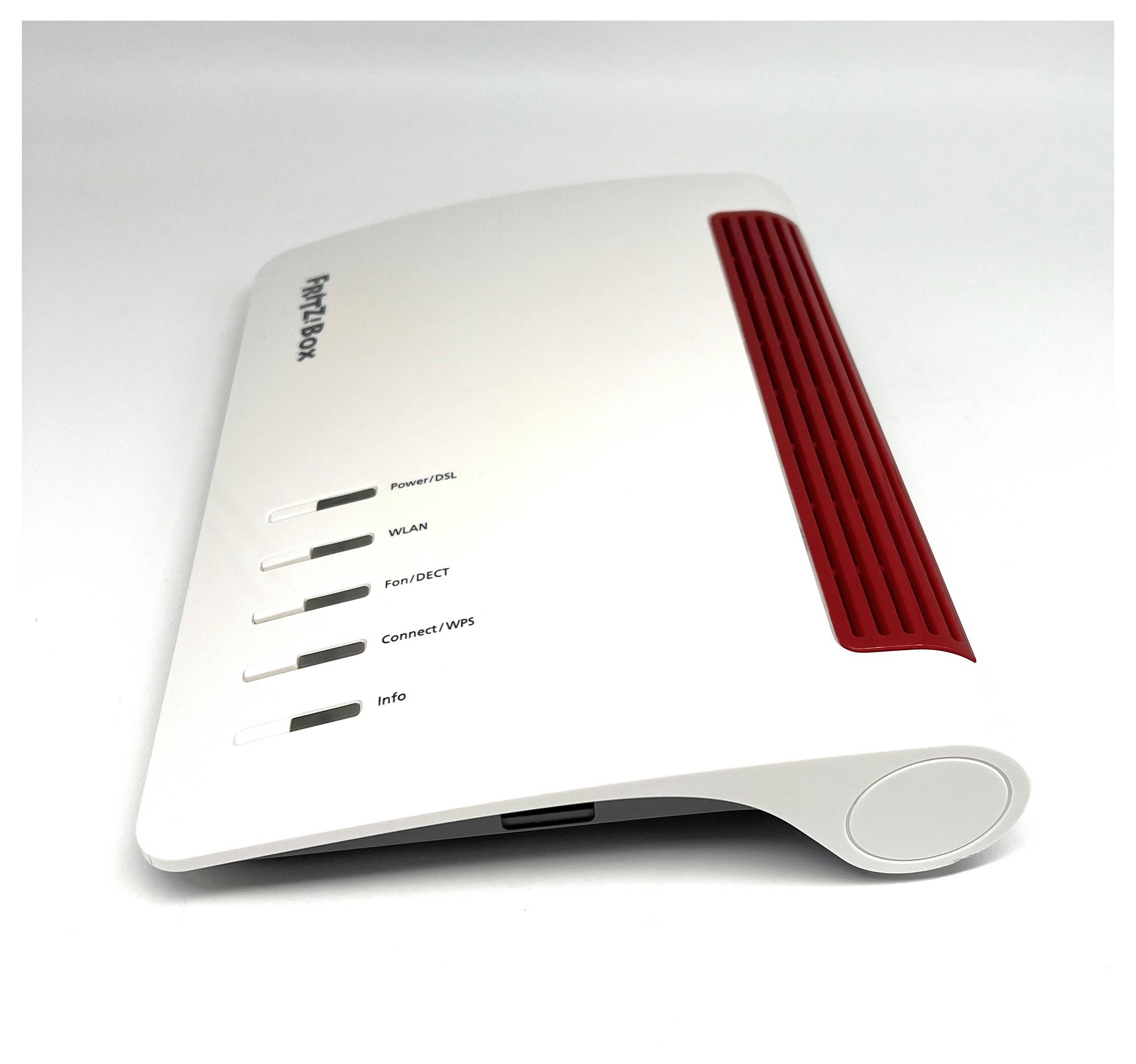 Bílý a červený bezdrátový směrovač se svetelným indikátorem pro napájení/DSL, WLAN, Fon/DECT, Connect/WPS a Info, nakloněný na jednu stranu.