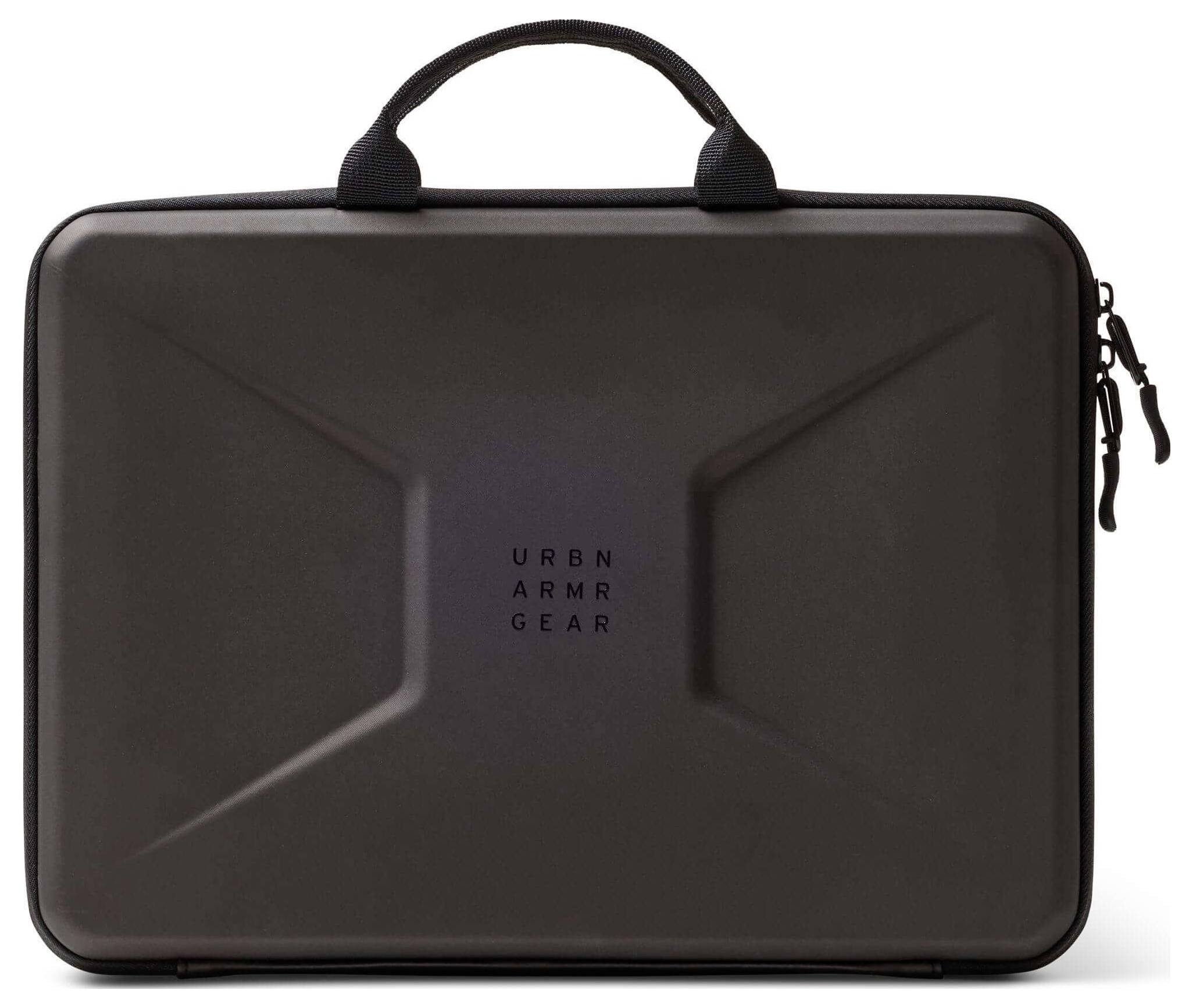 Černý ochranný obal na notebook značky Urban Armor Gear s rukojetí a zipem, vyznačující se robustním, úhlovitým designem.