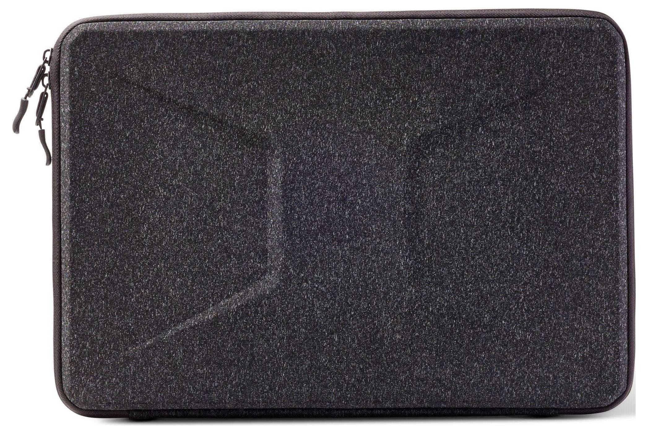 Černý obal na notebook s texturovaným povrchem, uzavírací se zipem na levé straně, navržený pro ochranu elektronických zařízení.