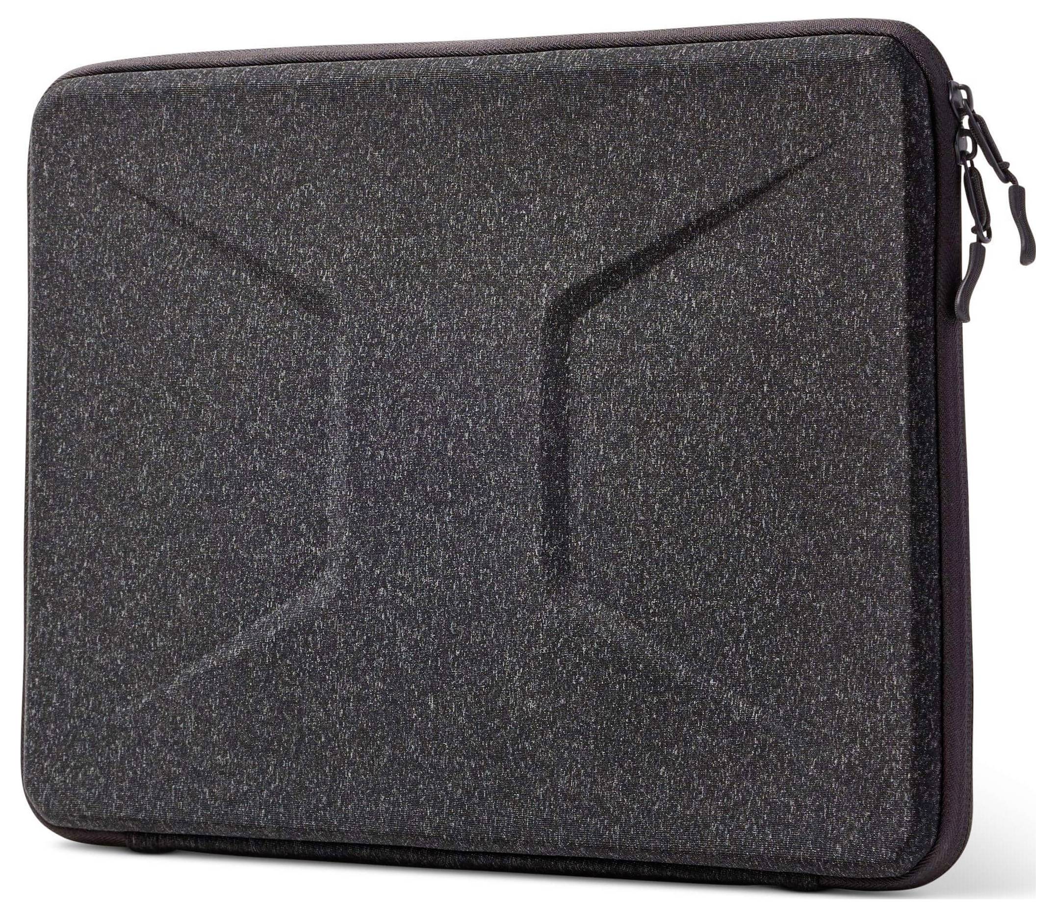 Černé, strukturované pouzdro na notebook se zipem, na povrchu s jemným geometrickým vzorem.