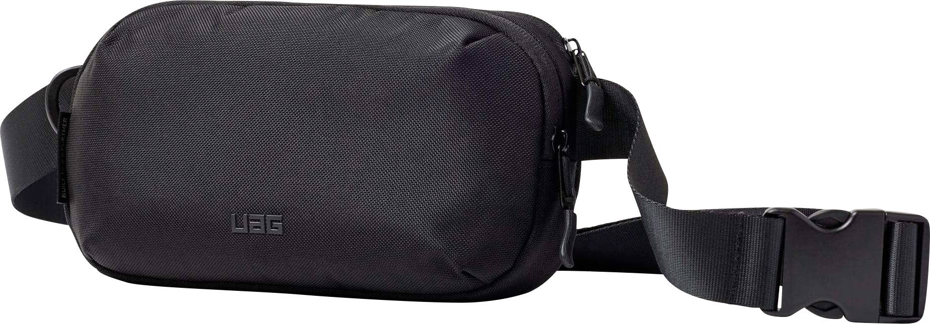 Černá ledvinka s nastavitelným páskem a sponou, s diskrétním logem "UGG" na přední straně.