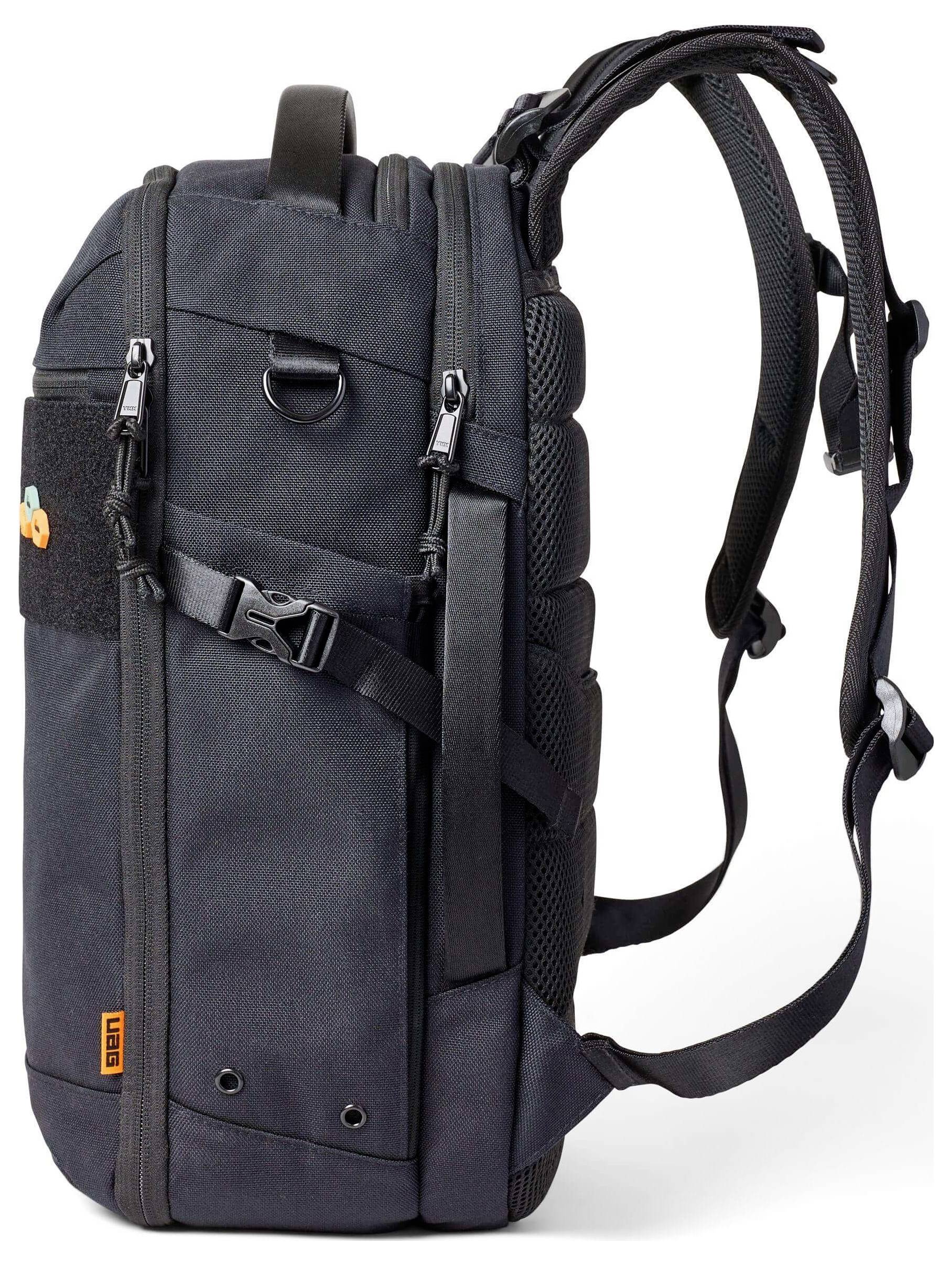 Černý batoh s více přihrádkami a nastavitelnými popruhy, na straně se malým oranžovým logem „Lowepro".