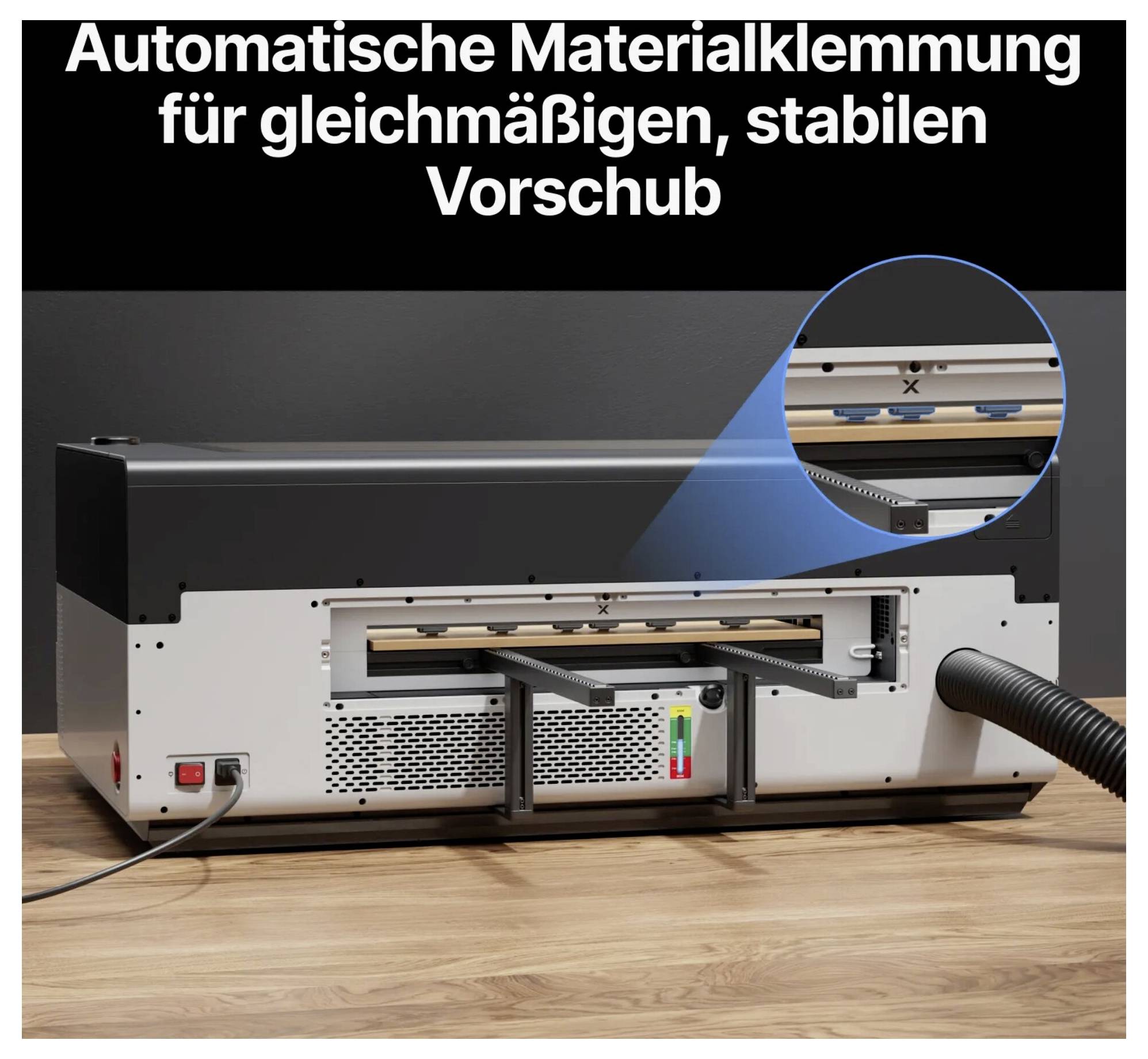 Stroj s automatickým upnutím materiálu pro rovnoměrné a stabilní podávání, zobrazeno s detailním zvětšením mechanismu upnutí.
