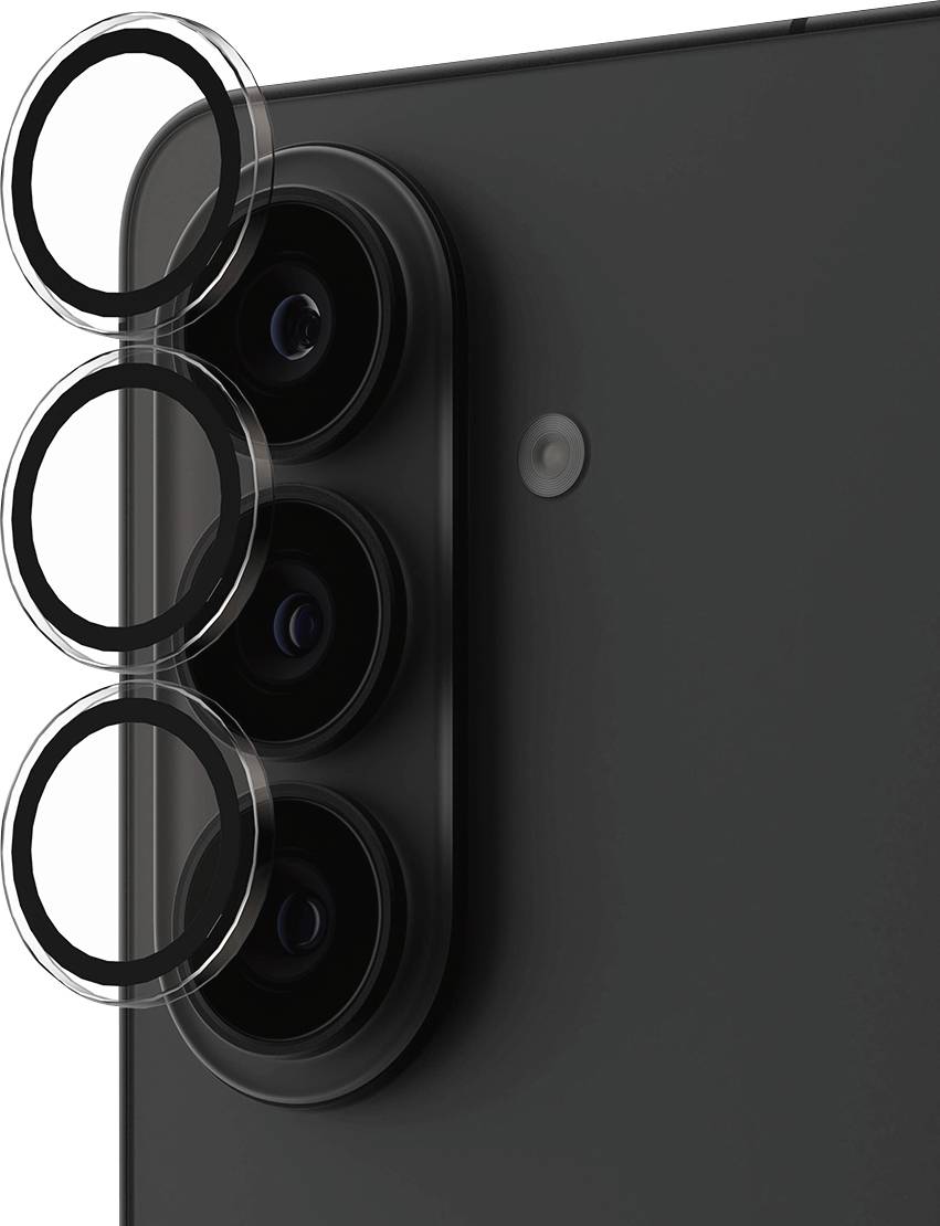 Detailní snímek tří svisle zarovnaných kamer na zadní straně černého smartphonu s jedním LED bleskem.
