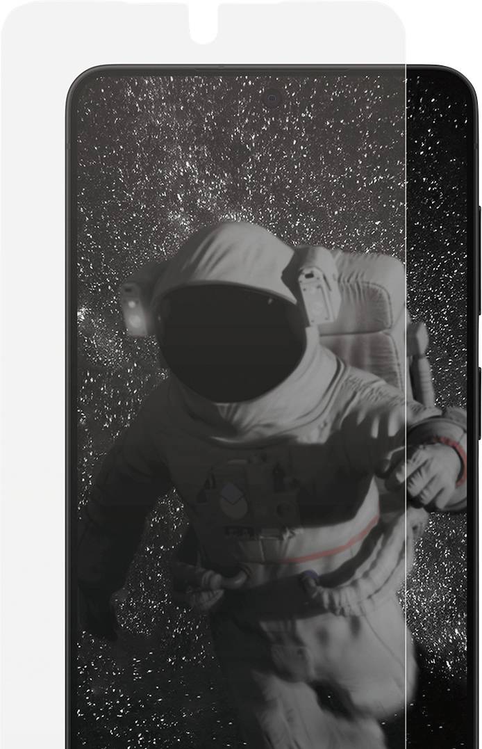 Astronaut v spacím obleku vznášející se na pozadí hvězdné oblohy na obrazovce chytrého telefonu, částečně zakrytý ochranným sklem na displej.