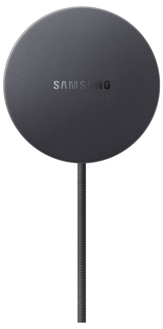 Logo "Samsung" na hladké, kulaté, černé bezdrátové nabíječce s pletencovým kabelem připevněným ve spodní části.