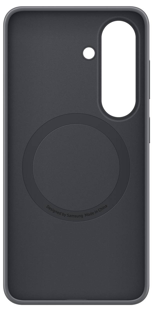 Bílý kryt na chytrý telefon s oválným otvorem na fotoaparát a jemným kruhovým vzorem na zadní straně s nápisem "Designed by Samsung Made in China".