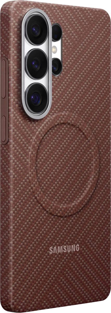 Detailní snímek hnědého pouzdra na telefon s texturovaným designem, označeného značkou Samsung, s výřezy pro fotoaparát a tlačítka.