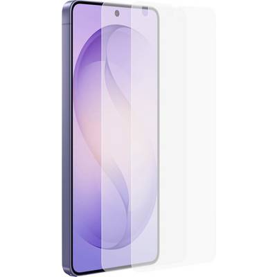 Zobrazuje se chytrý telefon s fialový přechodovým displejem, na kterém je částečně aplikovaná transparentní ochranná fólie na displej.