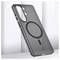 Tenký šedý obal na telefon s vertikálními drážkami a MagSafe-kompatibilním kroužkem, zdůrazňující ochranný, ale elegantní design.