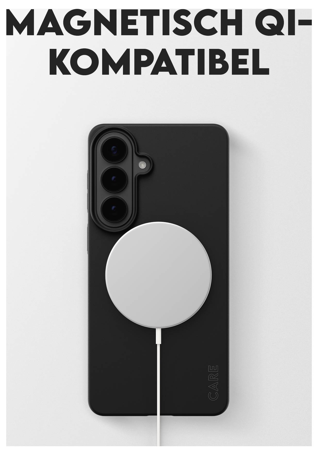 Chytrý telefon s černým pouzdrem je na bílém povrchu a na jeho zádích je připevněna kruhová magnetická bezdrátová nabíječka kompatibilní s Qi.