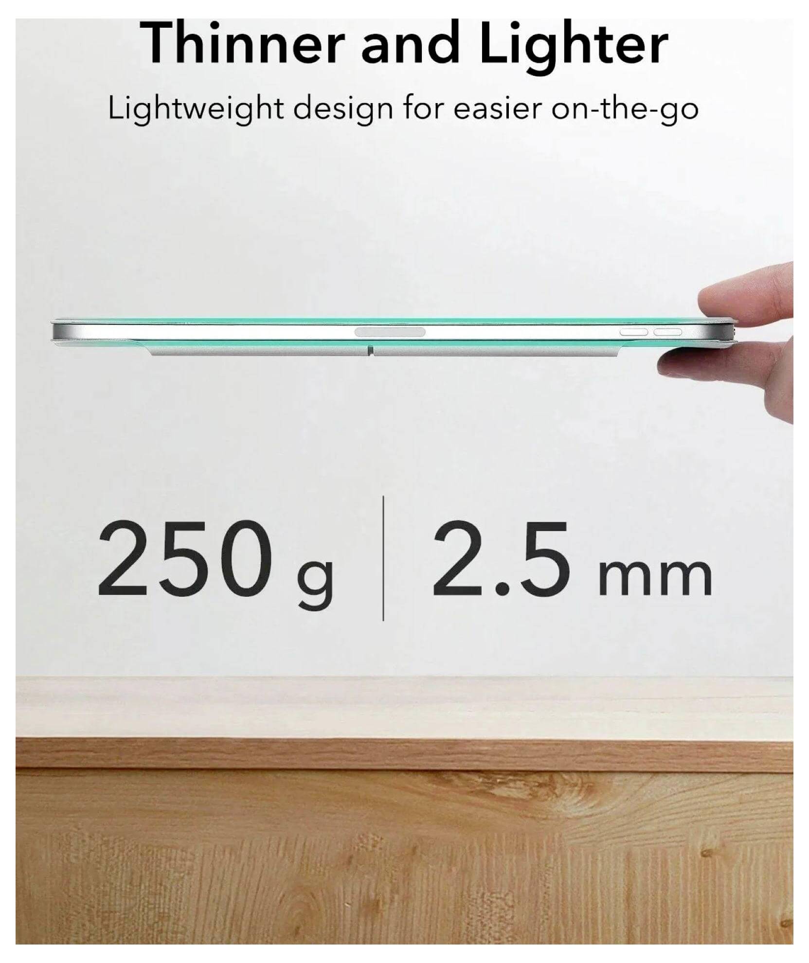 Tablet „Tenčí a lehčí", váha 250g, tloušťka 2,5mm, navržený pro přenositelnost. Boční pohled na zařízení drženého nad stolem.