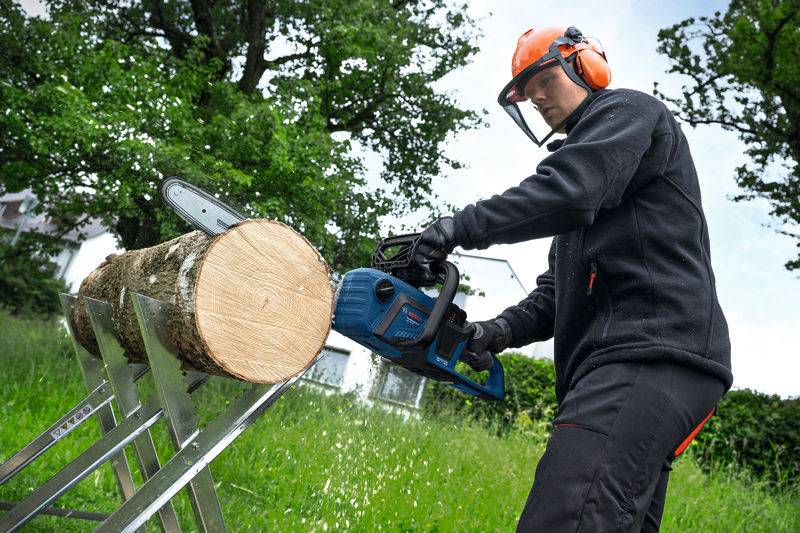 Bosch Professional GKE 18V-40 akumulátor Aku řetězová pila + akumulátor-1