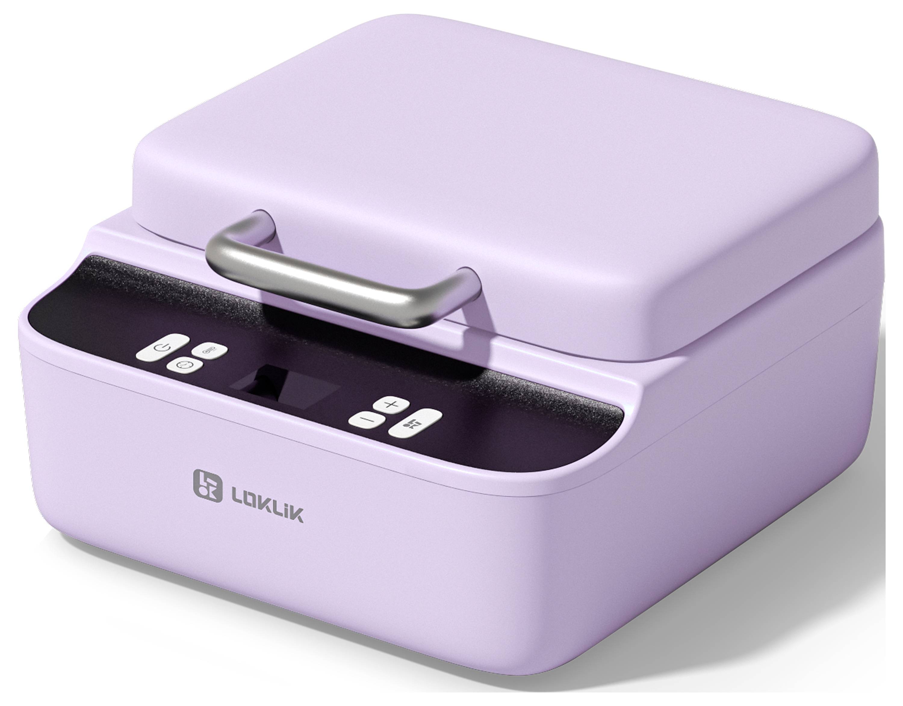 Bílá bezpečnostní kamera připevněná na stěně, natočená na bouřlivou, deštivou scénu, což znamená odolnost vůči počasí a venkovní dohled.