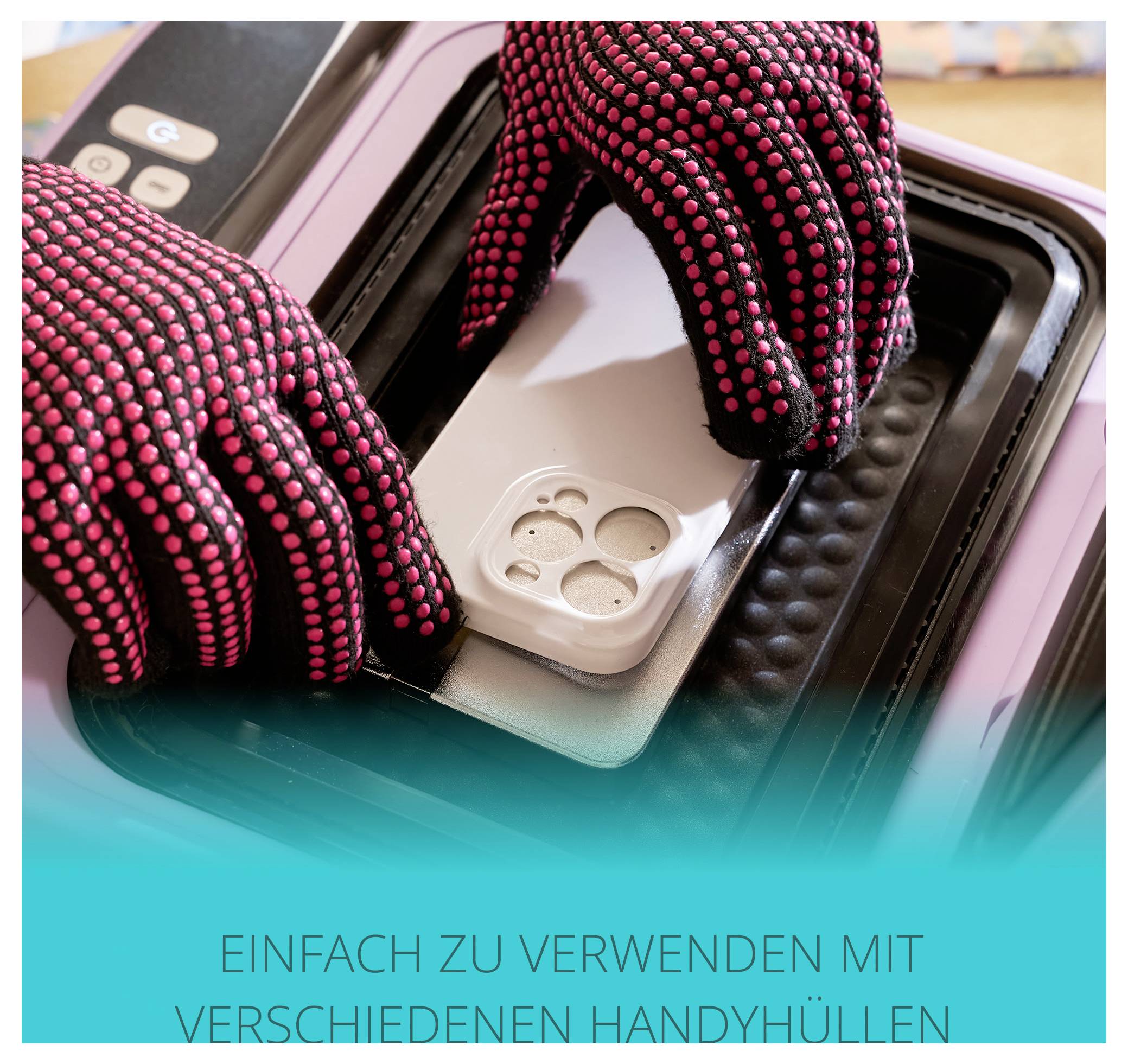 Rukavicemi obalené ruce držící formu na kryt telefonu v přístroji. Německý text zní "Jednoduché použití s různými pouzdry na mobilní telefon".