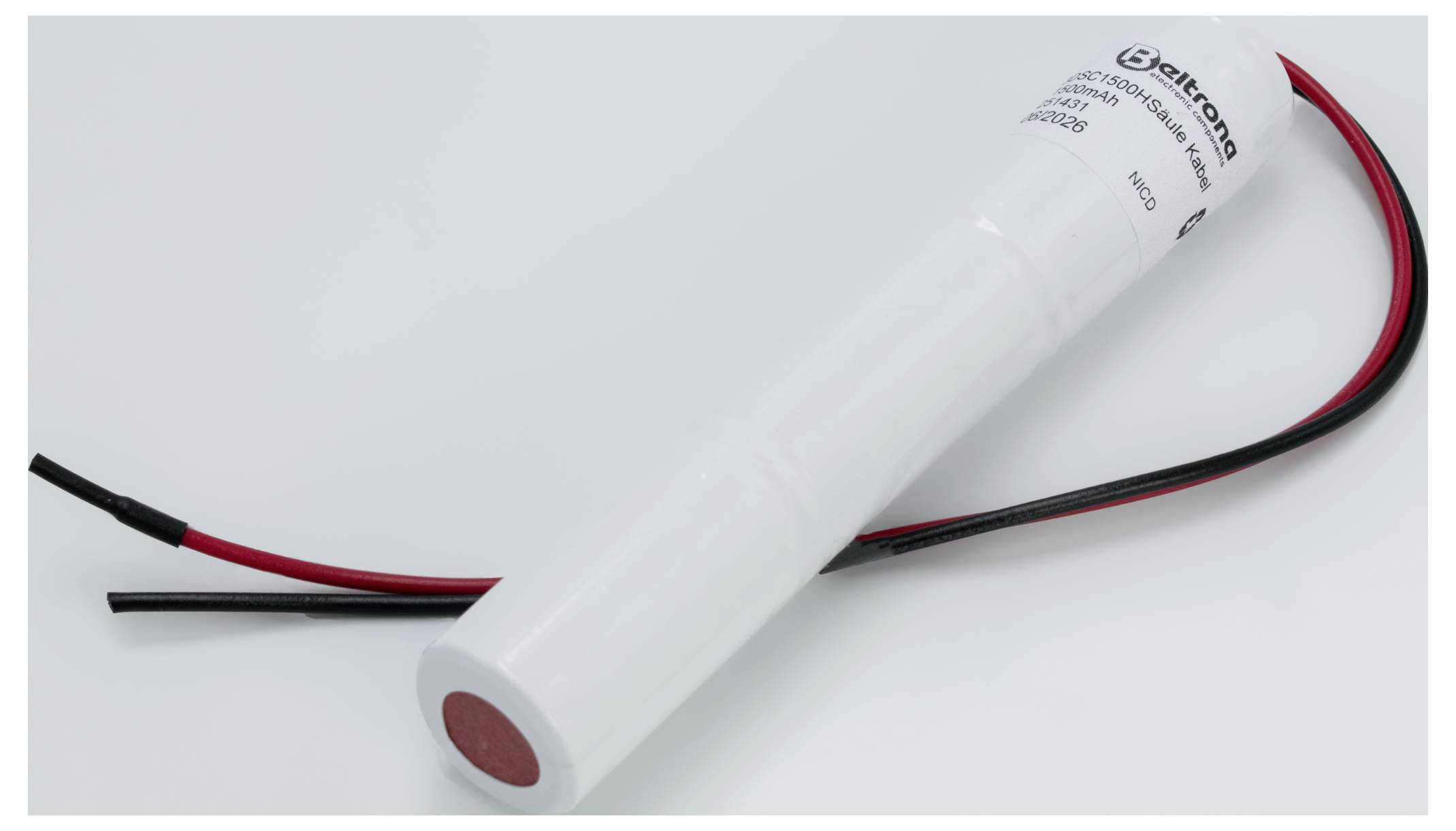 Dlouhá, válcová elektronická komponenta s červeným a černým drátem vycházejícím z jednoho konce, označená informacemi o produktu.